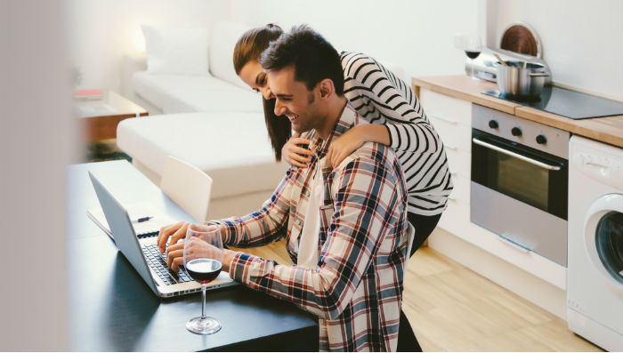 couple-on-computer